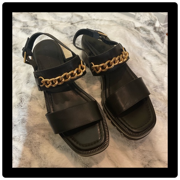 Bernardo Sorrena Goldtone Chain Lug Heel Sandal NWOB - Picture 4 of 13